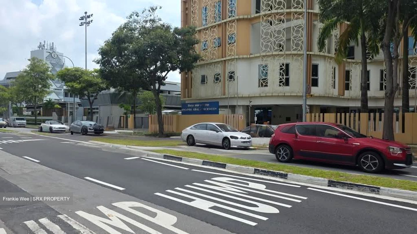 Tessensohn Road (D8), Retail #574074941